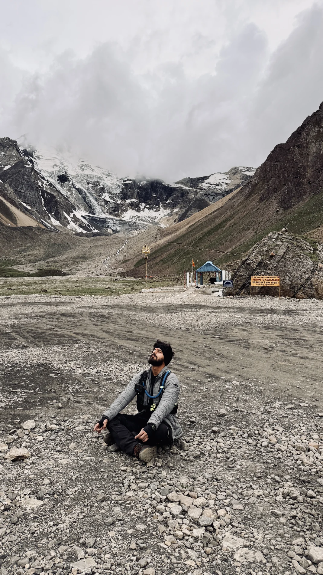 A quiet pause surrounded by mountains